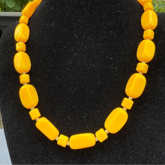 Vintage 1960s Mod Yellow Plastic Bead Necklace - Picture 2 of 10